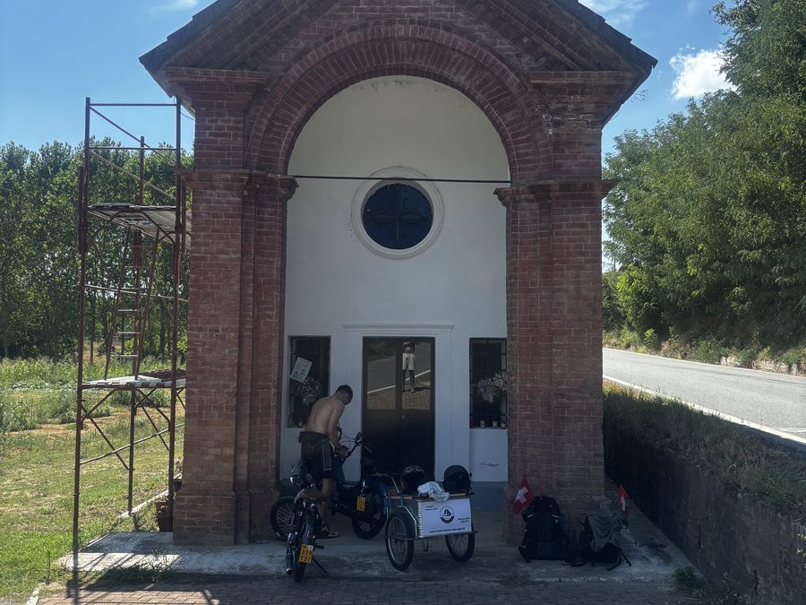 Rast bei einer Kapelle