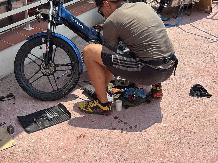 Reparatur des Motors am Strassenrand