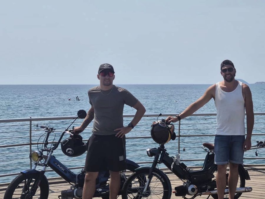 Joel und Simon am Meer