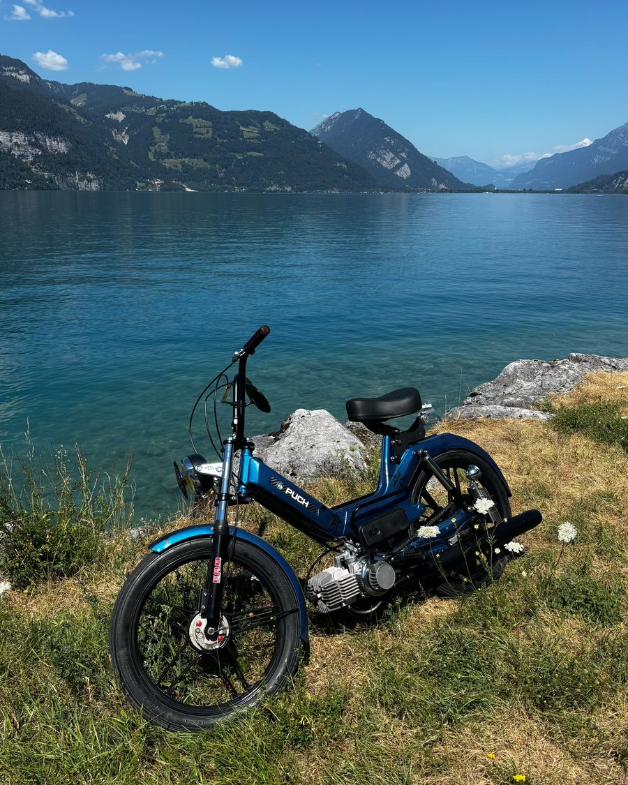 Puch Maxi S in dunkelblauem Metallic-Lack am Ufer des Thunersees