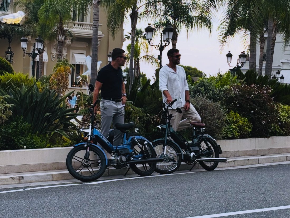 Joel und Simon mit ihren Puch Maxi vor dem Casino in Monte Carlo