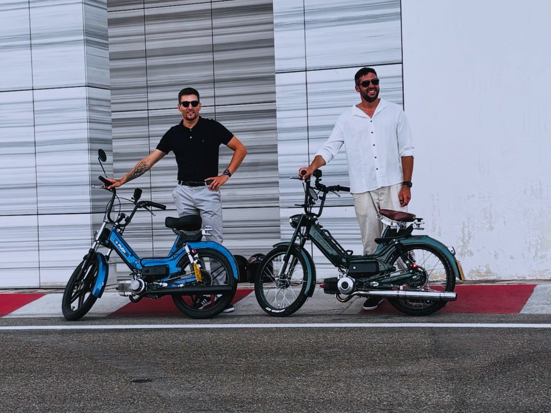 Joel und Simon mit ihren Mofas in Monaco